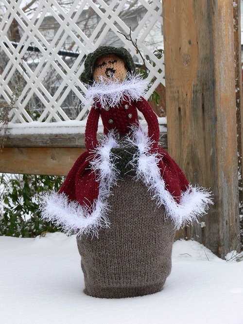 Christmas Caroler Lady Beatrice