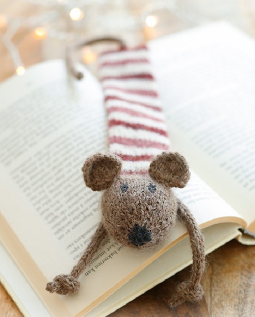 Knitted mouse bookmarker