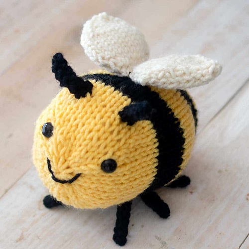 easy-plush-bee-knitting-pattern