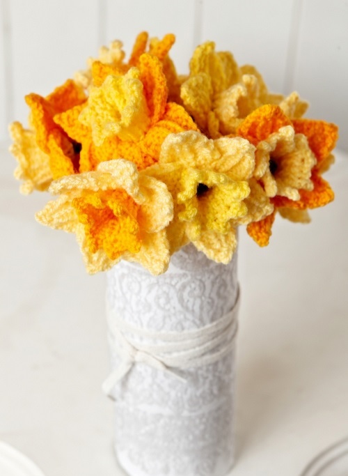 Daffodils Flowers in Hayfield Bonus DK