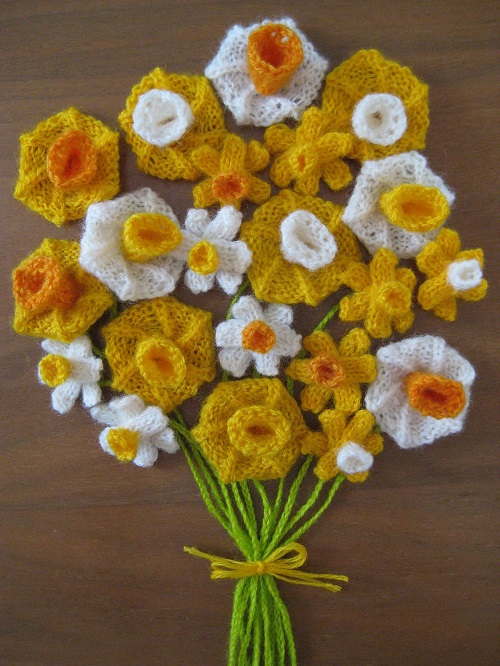 Knitted daffodil 10