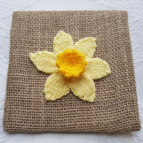 Knitted daffodil 1
