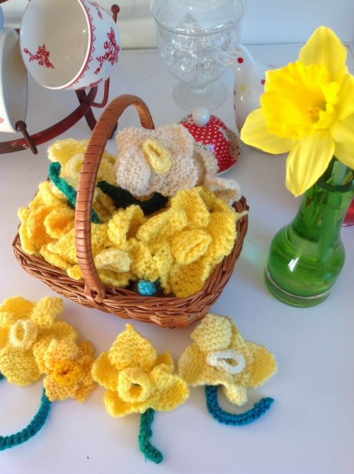 Knitted daffodil 2