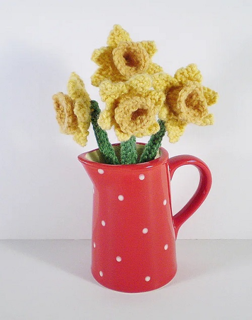 Knitted daffodil 3