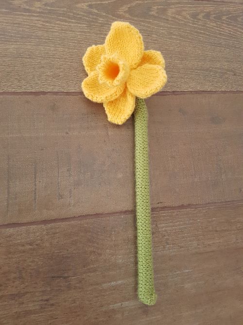 Knitted daffodil 7