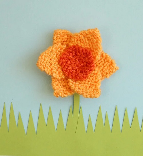 Knitted daffodil 9