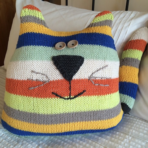 knitting-cat-cushion