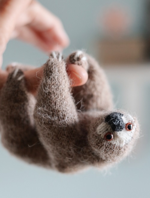 Knitted sloth 2