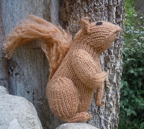 Knitted squirrel 2