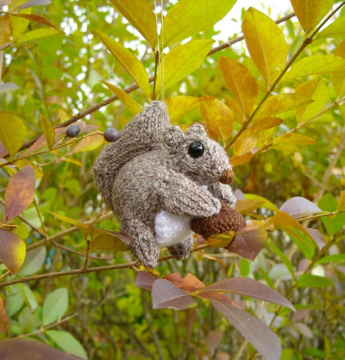 Knitted squirrel 3
