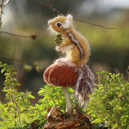 Knitted squirrel 5