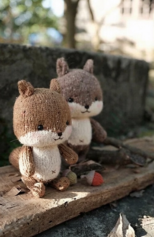 Knitted squirrel 9