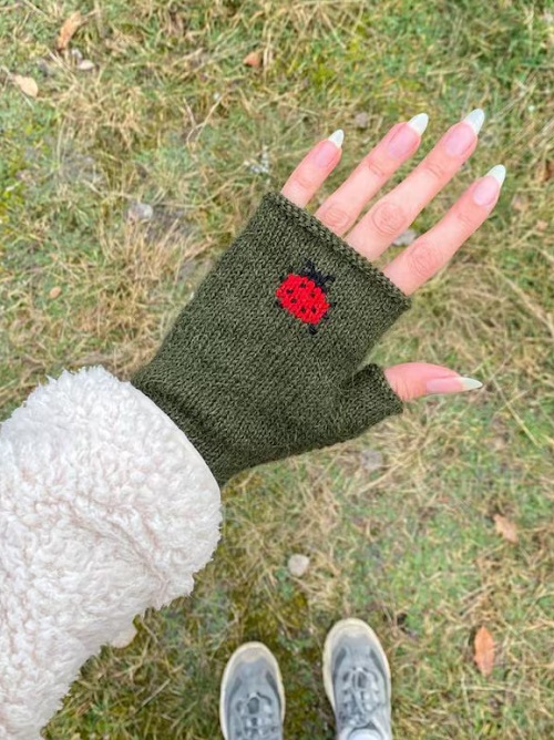 Knitting Fingerless Gloves 2