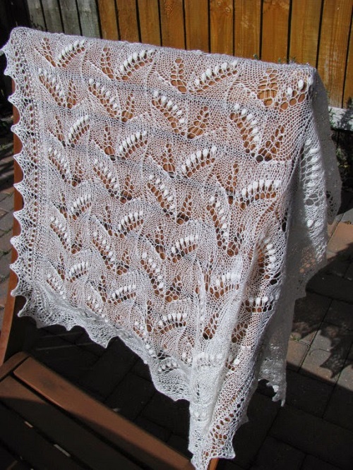 Knitting flower shawl